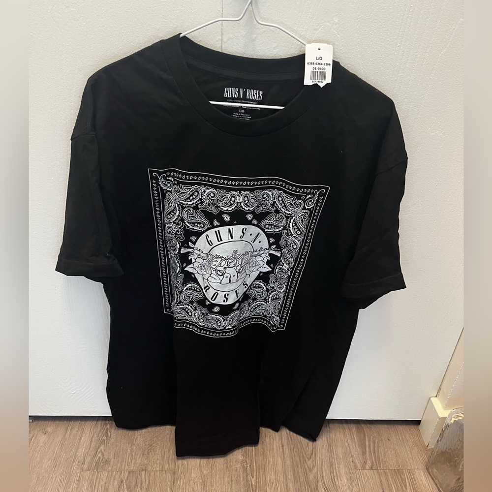 nwt Guns and roses shir large